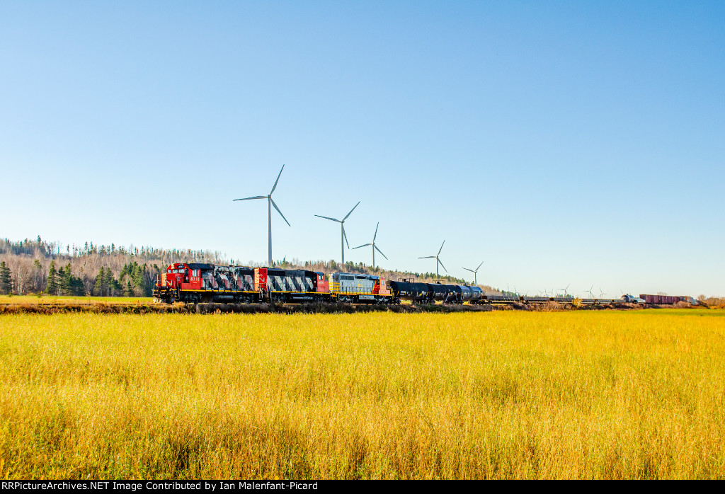 CN 4711 leads 561 at Cimetiere Road